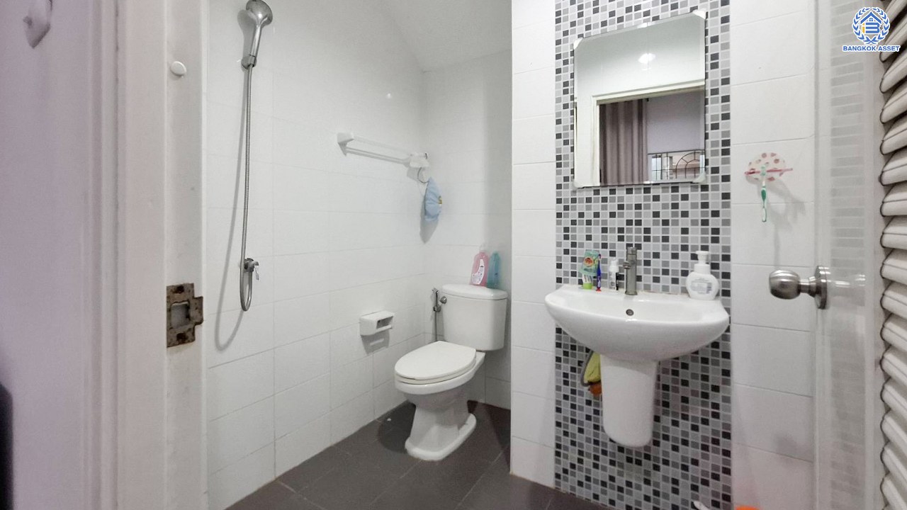 ทาวน์เฮ้าส์มือสองกรุงเทพฯ โครงการ แกรนด์วิลล์ ดอนเมือง เนื้อที่ 24.60 ตร.ว. พื้นที่ใช้สอย 128 ตร.ม.  ฟังก์ชัน 3 ห้องนอน 2 ห้องน้ำ แถมฟรี! เครื่องปรับอากาศ พร้อมเข้าอยู่ บนทำเลเดินทางสะดวก เชื่อมต่อถนนสรงประภา, ถนนวิภาวดีรังสิต, ใกล้รถไฟฟ้าสายสีแดง "สถานีดอนเมือง" และทางด่วน "ศรีสมาน"