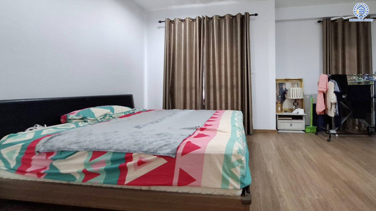 ทาวน์เฮ้าส์มือสองกรุงเทพฯ โครงการ แกรนด์วิลล์ ดอนเมือง เนื้อที่ 24.60 ตร.ว. พื้นที่ใช้สอย 128 ตร.ม.  ฟังก์ชัน 3 ห้องนอน 2 ห้องน้ำ แถมฟรี! เครื่องปรับอากาศ พร้อมเข้าอยู่ บนทำเลเดินทางสะดวก เชื่อมต่อถนนสรงประภา, ถนนวิภาวดีรังสิต, ใกล้รถไฟฟ้าสายสีแดง "สถานีดอนเมือง" และทางด่วน "ศรีสมาน"