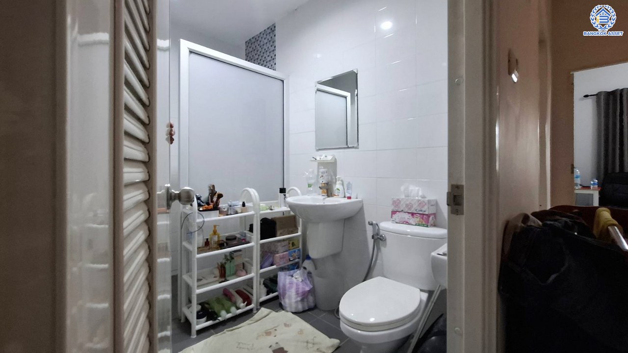 ทาวน์เฮ้าส์มือสองกรุงเทพฯ โครงการ แกรนด์วิลล์ ดอนเมือง เนื้อที่ 24.60 ตร.ว. พื้นที่ใช้สอย 128 ตร.ม.  ฟังก์ชัน 3 ห้องนอน 2 ห้องน้ำ แถมฟรี! เครื่องปรับอากาศ พร้อมเข้าอยู่ บนทำเลเดินทางสะดวก เชื่อมต่อถนนสรงประภา, ถนนวิภาวดีรังสิต, ใกล้รถไฟฟ้าสายสีแดง "สถานีดอนเมือง" และทางด่วน "ศรีสมาน"