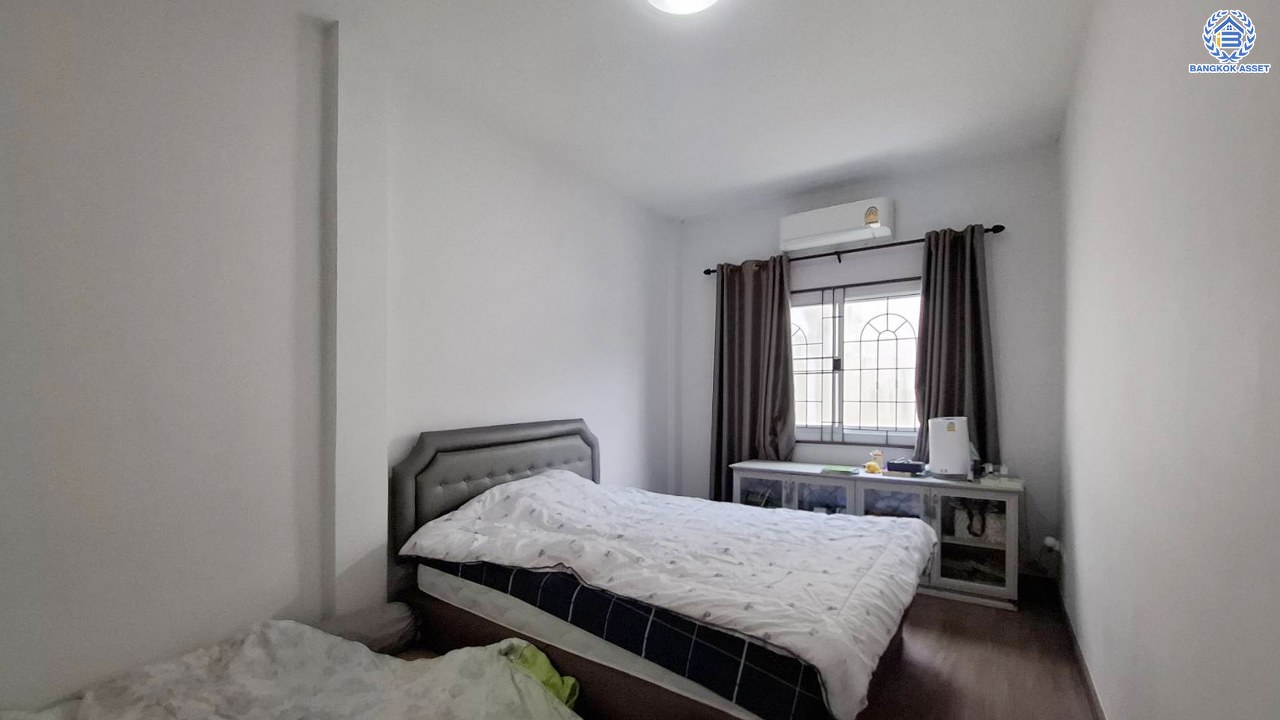 ทาวน์เฮ้าส์มือสองกรุงเทพฯ โครงการ แกรนด์วิลล์ ดอนเมือง เนื้อที่ 24.60 ตร.ว. พื้นที่ใช้สอย 128 ตร.ม.  ฟังก์ชัน 3 ห้องนอน 2 ห้องน้ำ แถมฟรี! เครื่องปรับอากาศ พร้อมเข้าอยู่ บนทำเลเดินทางสะดวก เชื่อมต่อถนนสรงประภา, ถนนวิภาวดีรังสิต, ใกล้รถไฟฟ้าสายสีแดง "สถานีดอนเมือง" และทางด่วน "ศรีสมาน"