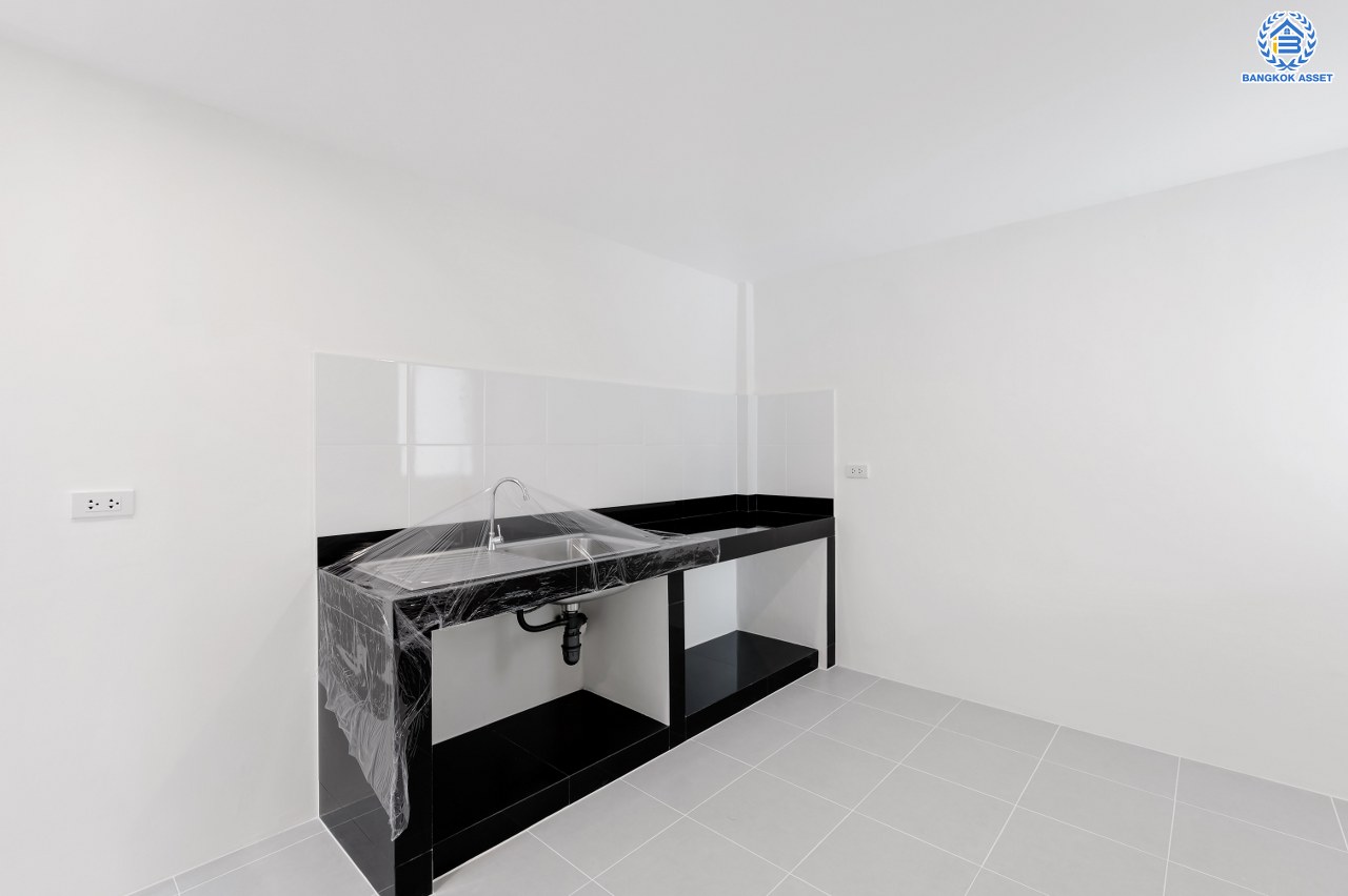 บ้านมือสองตกแต่งใหม่ โครงการ เพอร์เฟคเพลส รัตนาธิเบศร์-ไทรม้า บนเนื้อที่ 100.00 ตร.ว. พื้นที่ใช้สอย 361.96 ตร.ม. ฟังก์ชัน 3 ห้องนอน 3 ห้องน้ำ จอดรถได้ 2 คัน ใกล้ 2 เซ็นทรัล ทั้งเซ็นทรัลรัตนาธิเบศร์, เซ็นทรัลเวสต์เกต บนทำเลเชื่อมต่อได้หลายเส้นทาง ติดถนนรัตนาธิเบศร์ และ รถไฟฟ้าสายสีม่วง "สถานีบางรักน้อยท่าอิฐ"