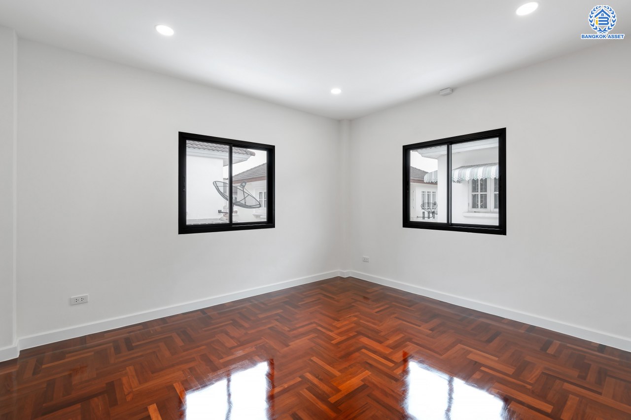 บ้านมือสองตกแต่งใหม่ โครงการ เพอร์เฟคเพลส รัตนาธิเบศร์-ไทรม้า บนเนื้อที่ 100.00 ตร.ว. พื้นที่ใช้สอย 361.96 ตร.ม. ฟังก์ชัน 3 ห้องนอน 3 ห้องน้ำ จอดรถได้ 2 คัน ใกล้ 2 เซ็นทรัล ทั้งเซ็นทรัลรัตนาธิเบศร์, เซ็นทรัลเวสต์เกต บนทำเลเชื่อมต่อได้หลายเส้นทาง ติดถนนรัตนาธิเบศร์ และ รถไฟฟ้าสายสีม่วง "สถานีบางรักน้อยท่าอิฐ"