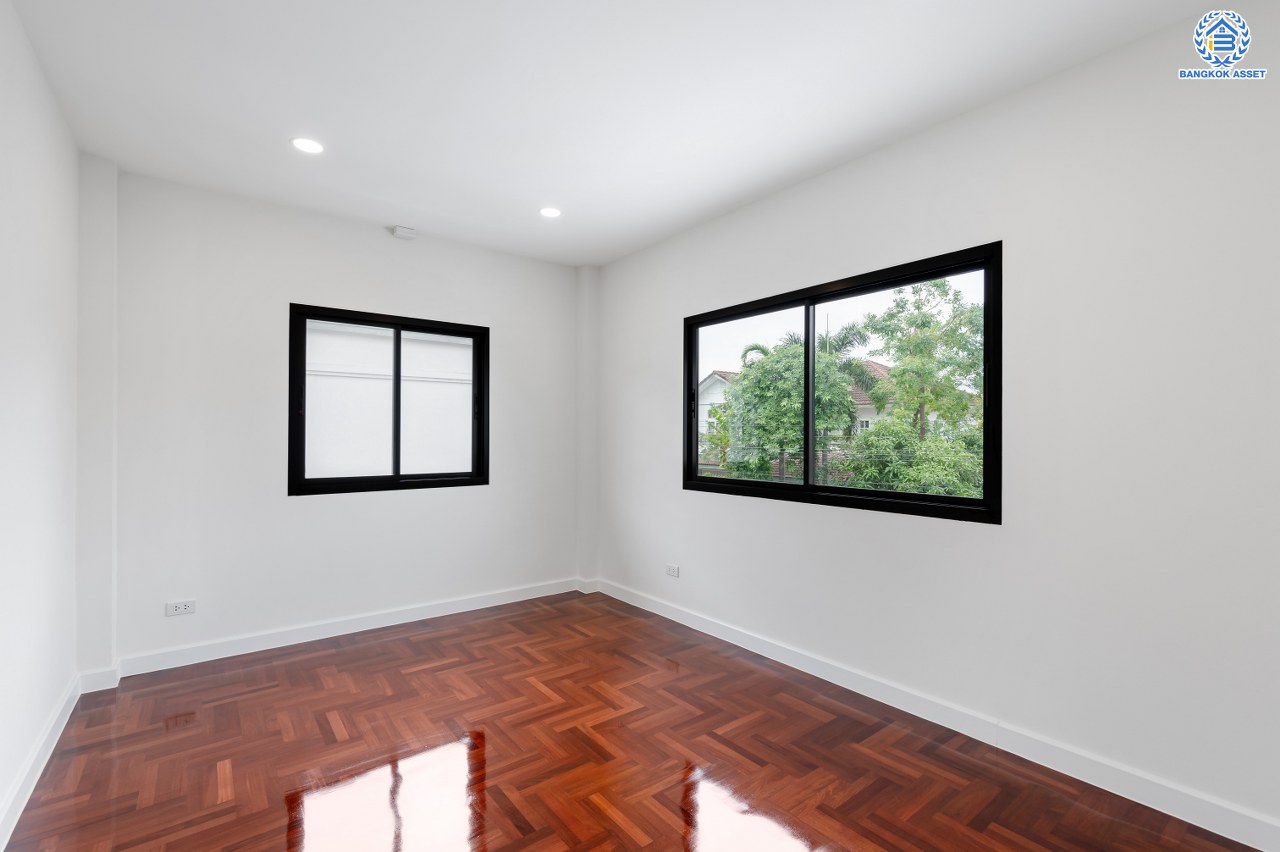 บ้านมือสองตกแต่งใหม่ โครงการ เพอร์เฟคเพลส รัตนาธิเบศร์-ไทรม้า บนเนื้อที่ 100.00 ตร.ว. พื้นที่ใช้สอย 361.96 ตร.ม. ฟังก์ชัน 3 ห้องนอน 3 ห้องน้ำ จอดรถได้ 2 คัน ใกล้ 2 เซ็นทรัล ทั้งเซ็นทรัลรัตนาธิเบศร์, เซ็นทรัลเวสต์เกต บนทำเลเชื่อมต่อได้หลายเส้นทาง ติดถนนรัตนาธิเบศร์ และ รถไฟฟ้าสายสีม่วง "สถานีบางรักน้อยท่าอิฐ"