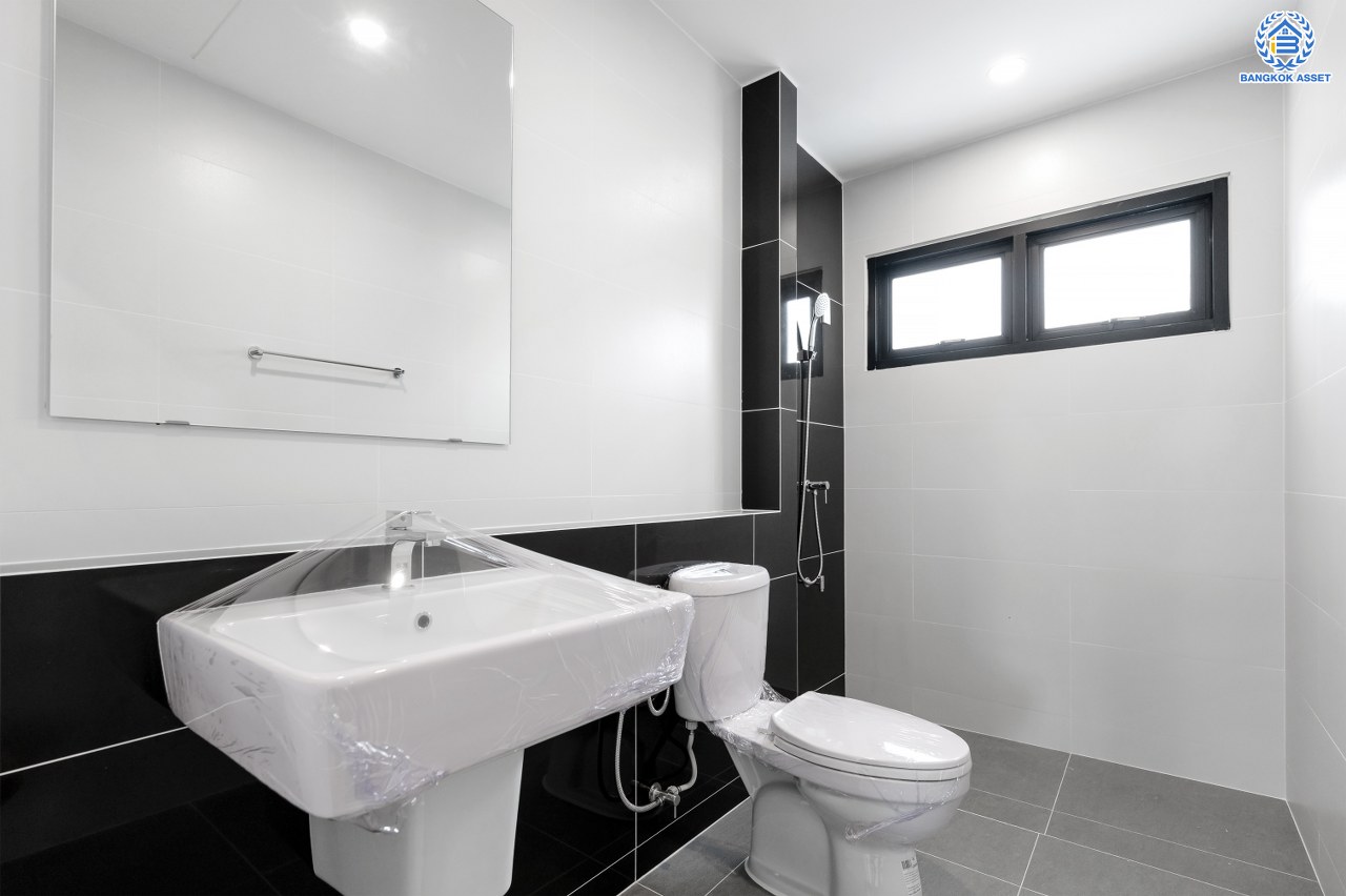 บ้านมือสองตกแต่งใหม่ โครงการ เพอร์เฟคเพลส รัตนาธิเบศร์-ไทรม้า บนเนื้อที่ 100.00 ตร.ว. พื้นที่ใช้สอย 361.96 ตร.ม. ฟังก์ชัน 3 ห้องนอน 3 ห้องน้ำ จอดรถได้ 2 คัน ใกล้ 2 เซ็นทรัล ทั้งเซ็นทรัลรัตนาธิเบศร์, เซ็นทรัลเวสต์เกต บนทำเลเชื่อมต่อได้หลายเส้นทาง ติดถนนรัตนาธิเบศร์ และ รถไฟฟ้าสายสีม่วง "สถานีบางรักน้อยท่าอิฐ"