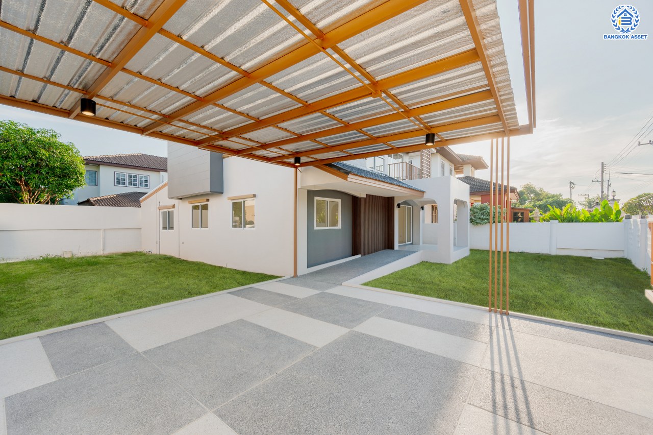 บ้านมือสองตกแต่งใหม่ โครงการ ชวนชื่นการ์เด้นวิลล์ ปทุมธานี เนื้อที่ 93.20 ตร.ว. พื้นที่ใช้สอย 250.39 ตร.ม. ฟังก์ชัน 3 ห้องนอน 3 ห้องน้ำ 2 ห้องอเนกประสงค์ จอดรถได้ 2 คัน บนทำเลแห่งการเดินทาง โครงการติดถนนใหญ่ เชื่อมต่อถนน307, ถนนสะพานนนทบุรี-บางบัวทอง, ถนนราชพฤกษ์ และใกล้จุดขึ้นทางด่วน "ศรีสมาน"