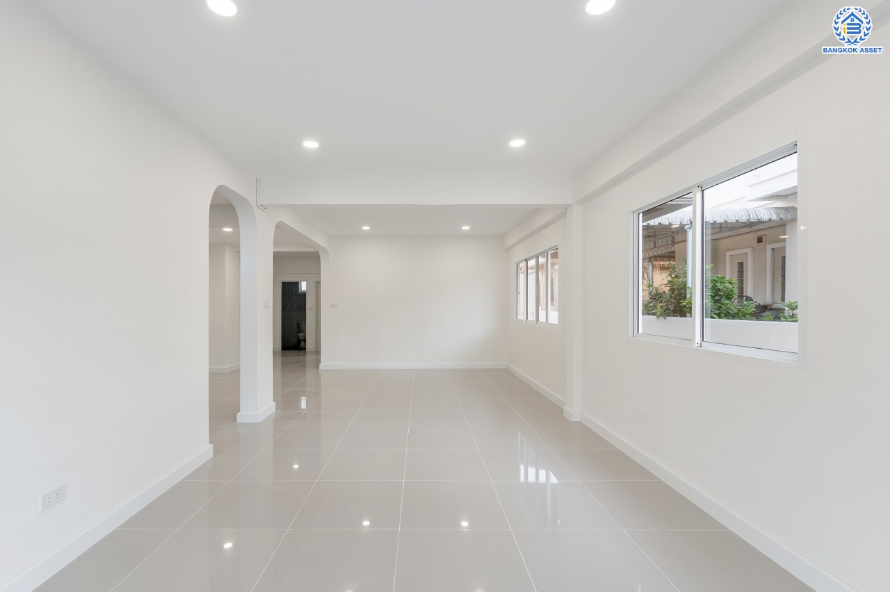 บ้านมือสองตกแต่งใหม่ โครงการ ชวนชื่นการ์เด้นวิลล์ ปทุมธานี เนื้อที่ 93.20 ตร.ว. พื้นที่ใช้สอย 250.39 ตร.ม. ฟังก์ชัน 3 ห้องนอน 3 ห้องน้ำ 2 ห้องอเนกประสงค์ จอดรถได้ 2 คัน บนทำเลแห่งการเดินทาง โครงการติดถนนใหญ่ เชื่อมต่อถนน307, ถนนสะพานนนทบุรี-บางบัวทอง, ถนนราชพฤกษ์ และใกล้จุดขึ้นทางด่วน "ศรีสมาน"