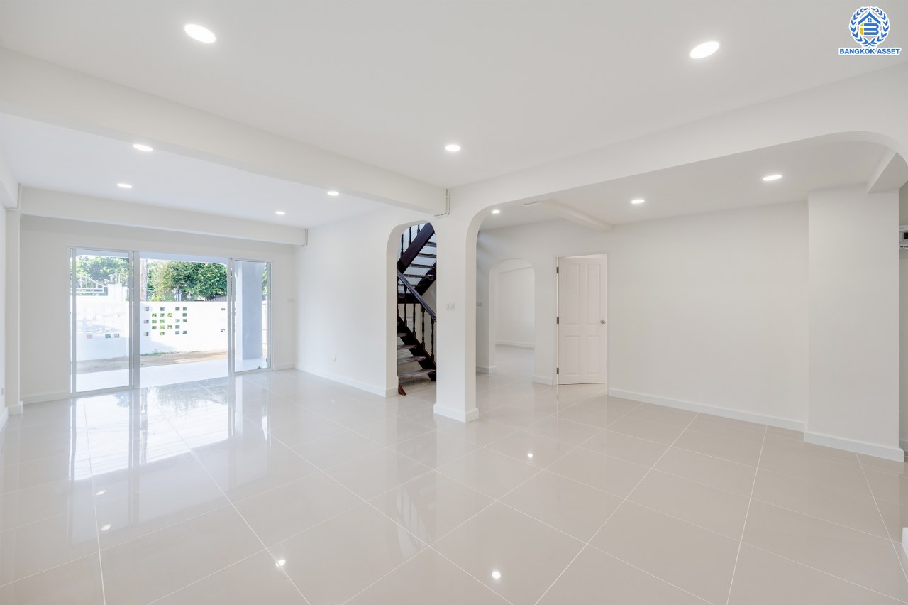 บ้านมือสองตกแต่งใหม่ โครงการ ชวนชื่นการ์เด้นวิลล์ ปทุมธานี เนื้อที่ 93.20 ตร.ว. พื้นที่ใช้สอย 250.39 ตร.ม. ฟังก์ชัน 3 ห้องนอน 3 ห้องน้ำ 2 ห้องอเนกประสงค์ จอดรถได้ 2 คัน บนทำเลแห่งการเดินทาง โครงการติดถนนใหญ่ เชื่อมต่อถนน307, ถนนสะพานนนทบุรี-บางบัวทอง, ถนนราชพฤกษ์ และใกล้จุดขึ้นทางด่วน "ศรีสมาน"