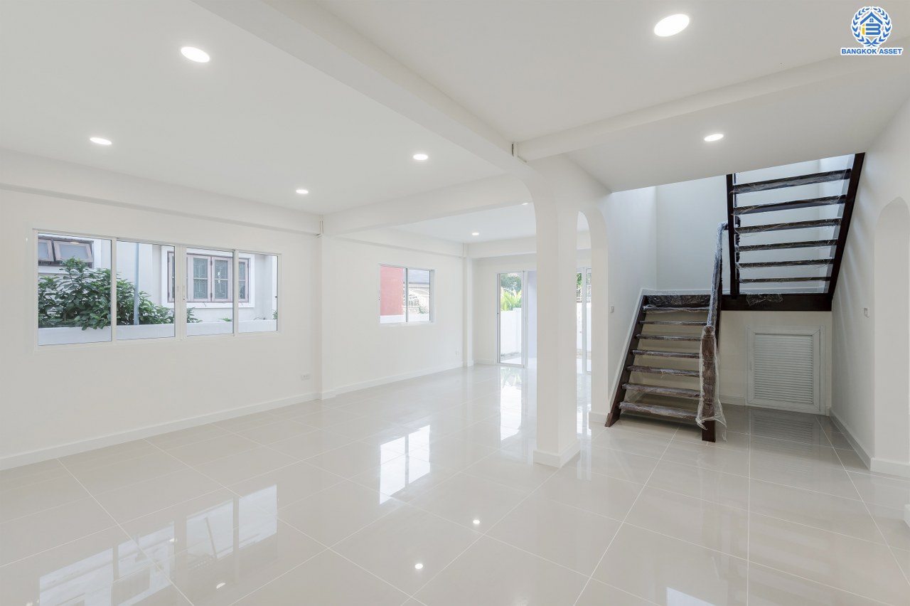 บ้านมือสองตกแต่งใหม่ โครงการ ชวนชื่นการ์เด้นวิลล์ ปทุมธานี เนื้อที่ 93.20 ตร.ว. พื้นที่ใช้สอย 250.39 ตร.ม. ฟังก์ชัน 3 ห้องนอน 3 ห้องน้ำ 2 ห้องอเนกประสงค์ จอดรถได้ 2 คัน บนทำเลแห่งการเดินทาง โครงการติดถนนใหญ่ เชื่อมต่อถนน307, ถนนสะพานนนทบุรี-บางบัวทอง, ถนนราชพฤกษ์ และใกล้จุดขึ้นทางด่วน "ศรีสมาน"