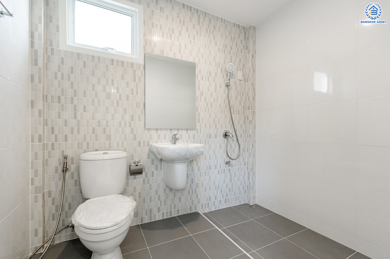 บ้านมือสองตกแต่งใหม่ โครงการ ชวนชื่นการ์เด้นวิลล์ ปทุมธานี เนื้อที่ 93.20 ตร.ว. พื้นที่ใช้สอย 250.39 ตร.ม. ฟังก์ชัน 3 ห้องนอน 3 ห้องน้ำ 2 ห้องอเนกประสงค์ จอดรถได้ 2 คัน บนทำเลแห่งการเดินทาง โครงการติดถนนใหญ่ เชื่อมต่อถนน307, ถนนสะพานนนทบุรี-บางบัวทอง, ถนนราชพฤกษ์ และใกล้จุดขึ้นทางด่วน "ศรีสมาน"