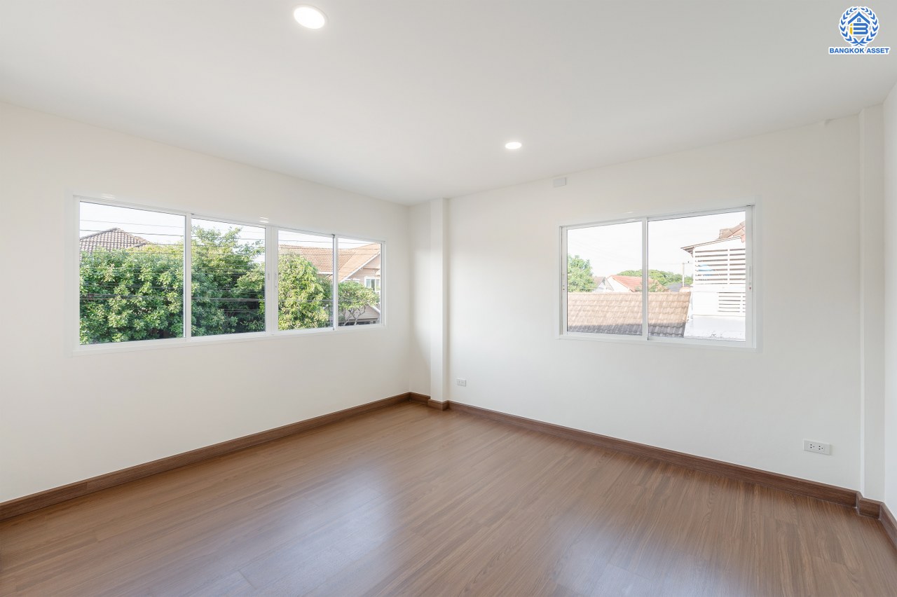 บ้านมือสองตกแต่งใหม่ โครงการ ชวนชื่นการ์เด้นวิลล์ ปทุมธานี เนื้อที่ 93.20 ตร.ว. พื้นที่ใช้สอย 250.39 ตร.ม. ฟังก์ชัน 3 ห้องนอน 3 ห้องน้ำ 2 ห้องอเนกประสงค์ จอดรถได้ 2 คัน บนทำเลแห่งการเดินทาง โครงการติดถนนใหญ่ เชื่อมต่อถนน307, ถนนสะพานนนทบุรี-บางบัวทอง, ถนนราชพฤกษ์ และใกล้จุดขึ้นทางด่วน "ศรีสมาน"