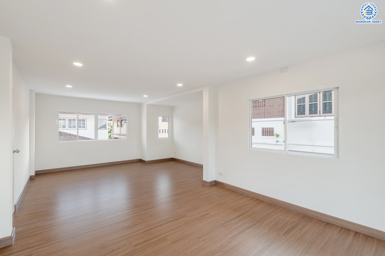 บ้านมือสองตกแต่งใหม่ โครงการ ชวนชื่นการ์เด้นวิลล์ ปทุมธานี เนื้อที่ 93.20 ตร.ว. พื้นที่ใช้สอย 250.39 ตร.ม. ฟังก์ชัน 3 ห้องนอน 3 ห้องน้ำ 2 ห้องอเนกประสงค์ จอดรถได้ 2 คัน บนทำเลแห่งการเดินทาง โครงการติดถนนใหญ่ เชื่อมต่อถนน307, ถนนสะพานนนทบุรี-บางบัวทอง, ถนนราชพฤกษ์ และใกล้จุดขึ้นทางด่วน "ศรีสมาน"