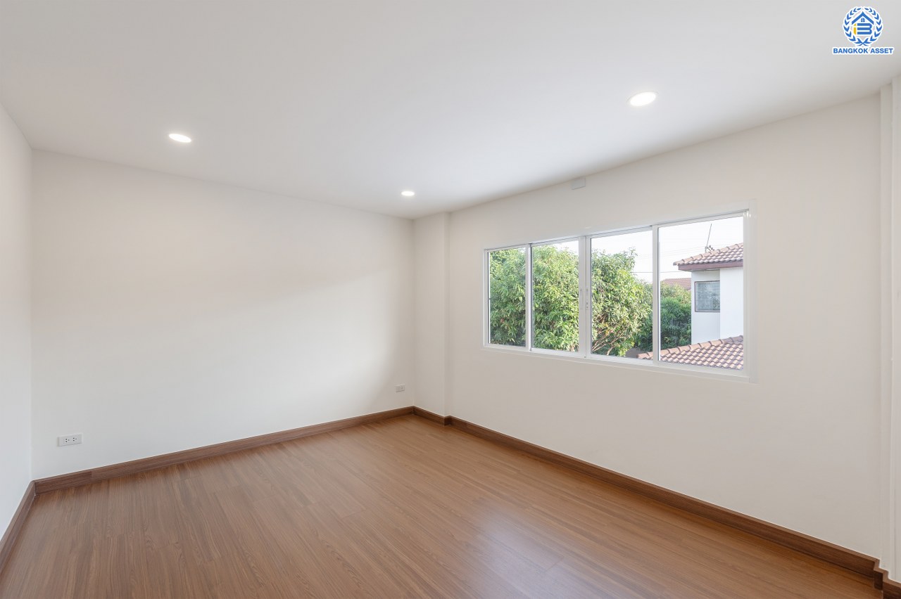 บ้านมือสองตกแต่งใหม่ โครงการ ชวนชื่นการ์เด้นวิลล์ ปทุมธานี เนื้อที่ 93.20 ตร.ว. พื้นที่ใช้สอย 250.39 ตร.ม. ฟังก์ชัน 3 ห้องนอน 3 ห้องน้ำ 2 ห้องอเนกประสงค์ จอดรถได้ 2 คัน บนทำเลแห่งการเดินทาง โครงการติดถนนใหญ่ เชื่อมต่อถนน307, ถนนสะพานนนทบุรี-บางบัวทอง, ถนนราชพฤกษ์ และใกล้จุดขึ้นทางด่วน "ศรีสมาน"