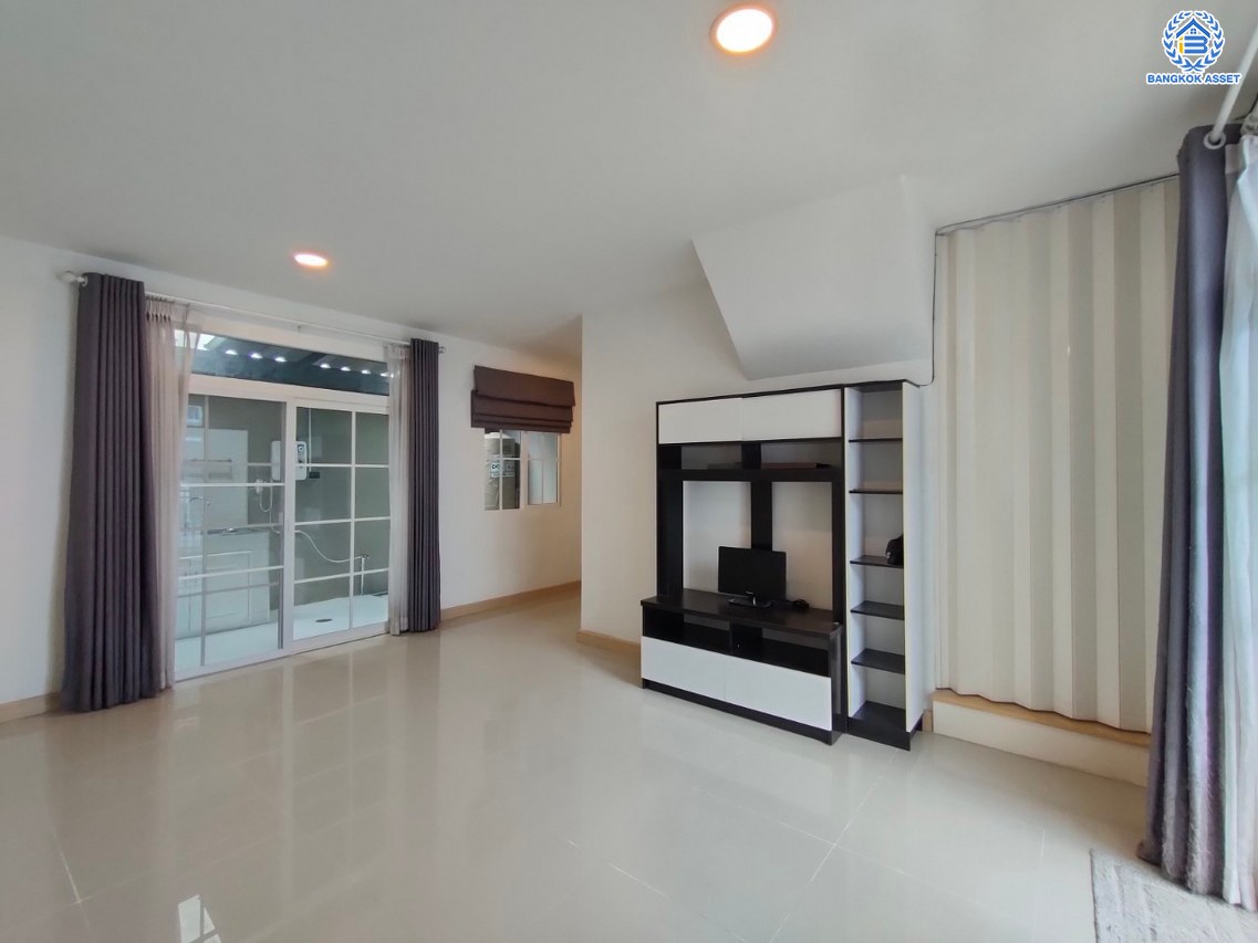 *****ทาวน์เฮ้าส์มือสอง โครงการ คิวดิสทริค สุขสวัสดิ์-วงแหวนพระราม3 เนื้อที่ 18.40 ตร.ว. พื้นที่ใช้สอย 106 ตร.ม. ฟังก์ชัน 2 ห้องนอน 2 ห้องน้ำ 2 ที่จอดรถ แถมฟรี! เครื่องปรับอากาศ บนทำเลเดินทางสะดวก เชื่อมต่อถนนสุขสวัสดิ์ ถนนกาญจณาภิเษก ใกล้เซ็นทรัล พระราม3 และจุดขึ้นทางด่วน "สุขสวัสดิ์"