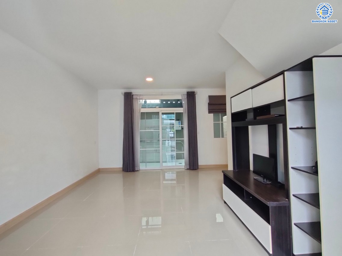 *****ทาวน์เฮ้าส์มือสอง โครงการ คิวดิสทริค สุขสวัสดิ์-วงแหวนพระราม3 เนื้อที่ 18.40 ตร.ว. พื้นที่ใช้สอย 106 ตร.ม. ฟังก์ชัน 2 ห้องนอน 2 ห้องน้ำ 2 ที่จอดรถ แถมฟรี! เครื่องปรับอากาศ บนทำเลเดินทางสะดวก เชื่อมต่อถนนสุขสวัสดิ์ ถนนกาญจณาภิเษก ใกล้เซ็นทรัล พระราม3 และจุดขึ้นทางด่วน "สุขสวัสดิ์"