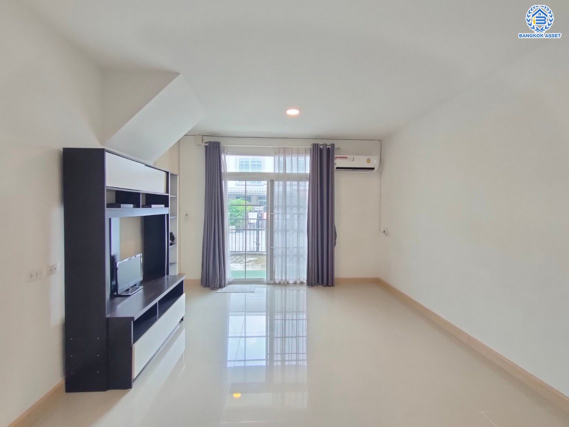 *****ทาวน์เฮ้าส์มือสอง โครงการ คิวดิสทริค สุขสวัสดิ์-วงแหวนพระราม3 เนื้อที่ 18.40 ตร.ว. พื้นที่ใช้สอย 106 ตร.ม. ฟังก์ชัน 2 ห้องนอน 2 ห้องน้ำ 2 ที่จอดรถ แถมฟรี! เครื่องปรับอากาศ บนทำเลเดินทางสะดวก เชื่อมต่อถนนสุขสวัสดิ์ ถนนกาญจณาภิเษก ใกล้เซ็นทรัล พระราม3 และจุดขึ้นทางด่วน "สุขสวัสดิ์"