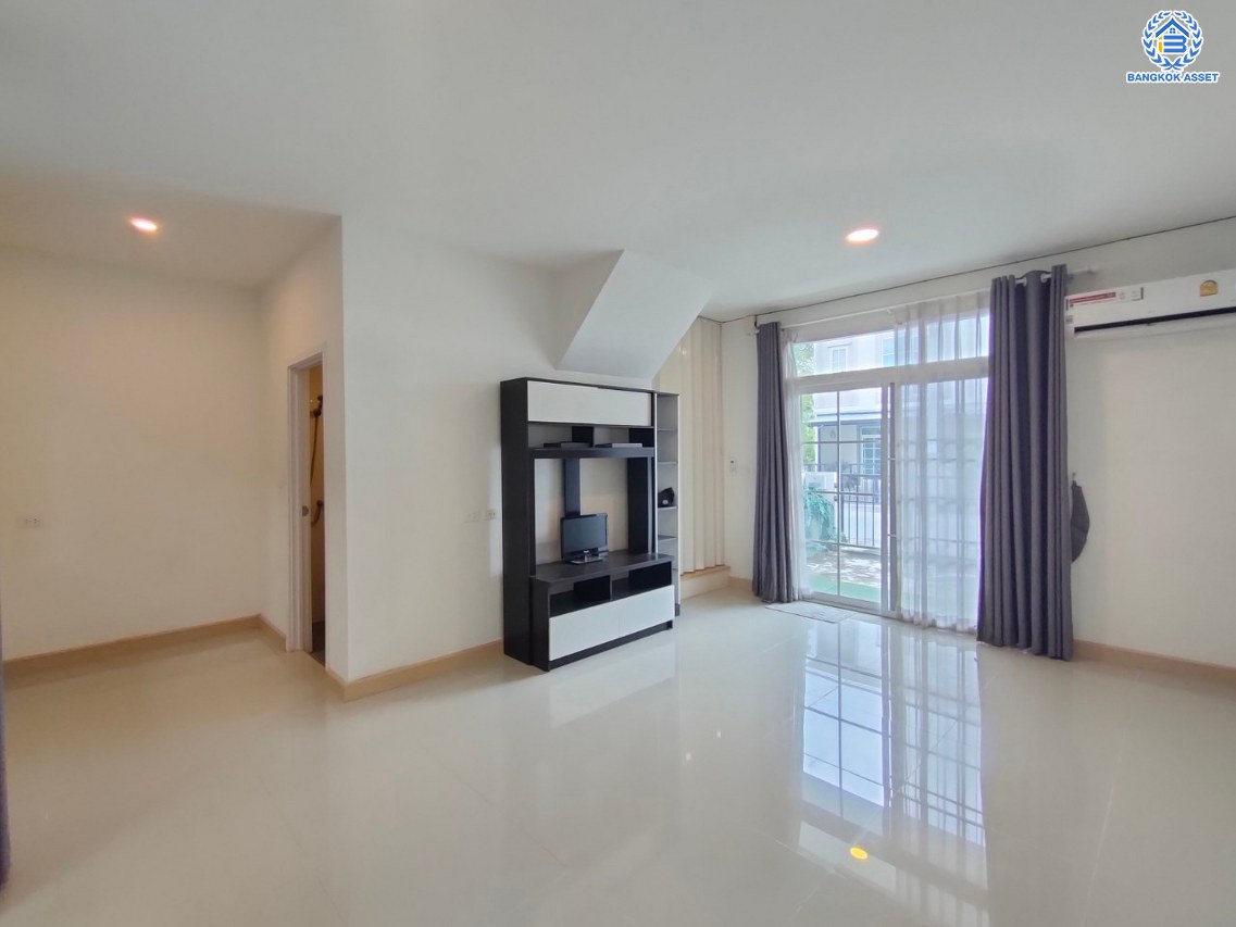 *****ทาวน์เฮ้าส์มือสอง โครงการ คิวดิสทริค สุขสวัสดิ์-วงแหวนพระราม3 เนื้อที่ 18.40 ตร.ว. พื้นที่ใช้สอย 106 ตร.ม. ฟังก์ชัน 2 ห้องนอน 2 ห้องน้ำ 2 ที่จอดรถ แถมฟรี! เครื่องปรับอากาศ บนทำเลเดินทางสะดวก เชื่อมต่อถนนสุขสวัสดิ์ ถนนกาญจณาภิเษก ใกล้เซ็นทรัล พระราม3 และจุดขึ้นทางด่วน "สุขสวัสดิ์"