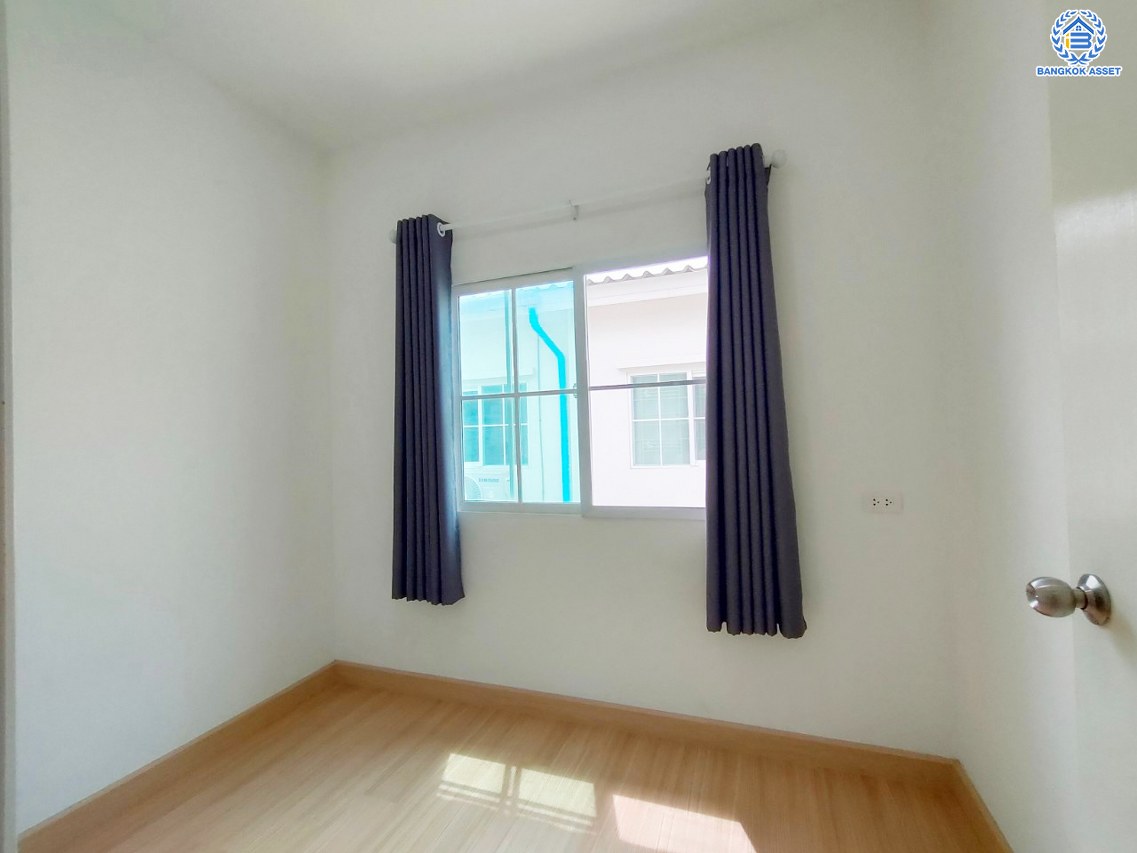 *****ทาวน์เฮ้าส์มือสอง โครงการ คิวดิสทริค สุขสวัสดิ์-วงแหวนพระราม3 เนื้อที่ 18.40 ตร.ว. พื้นที่ใช้สอย 106 ตร.ม. ฟังก์ชัน 2 ห้องนอน 2 ห้องน้ำ 2 ที่จอดรถ แถมฟรี! เครื่องปรับอากาศ บนทำเลเดินทางสะดวก เชื่อมต่อถนนสุขสวัสดิ์ ถนนกาญจณาภิเษก ใกล้เซ็นทรัล พระราม3 และจุดขึ้นทางด่วน "สุขสวัสดิ์"