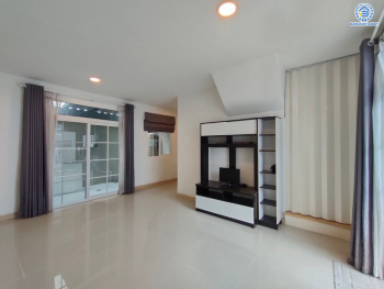 *****ทาวน์เฮ้าส์มือสอง โครงการ คิวดิสทริค สุขสวัสดิ์-วงแหวนพระราม3 เนื้อที่ 18.40 ตร.ว. พื้นที่ใช้สอย 106 ตร.ม. ฟังก์ชัน 2 ห้องนอน 2 ห้องน้ำ 2 ที่จอดรถ แถมฟรี! เครื่องปรับอากาศ บนทำเลเดินทางสะดวก เชื่อมต่อถนนสุขสวัสดิ์ ถนนกาญจณาภิเษก ใกล้เซ็นทรัล พระราม3 และจุดขึ้นทางด่วน "สุขสวัสดิ์"