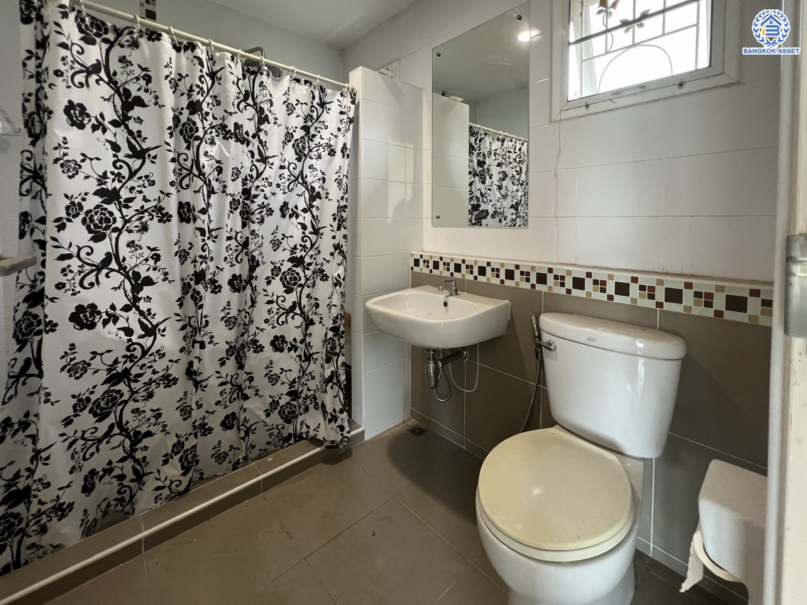 *****บ้านเดี่ยวมือสองนนทบุรี โครงการ พฤกษ์ลดา1 วงแหวน-รัตนาธิเบศร์ จาก L&H เนื้อที่ 60 ตร.ว. ฟังก์ชัน 3 ห้องนอน 2 ห้องน้ำ 2 ที่จอดรถ แถมฟรี! เครื่องปรับอากาศ โครงการบนทำเลเดินทางสะดวก เชื่อมต่อถนนบางกรวย-ไทรน้อย ถนนคลองถนน ถนนกาญจนาภิเษก ใกล้รถไฟฟ้าสายสีม่วง "สถานีคลองบางไผ่"