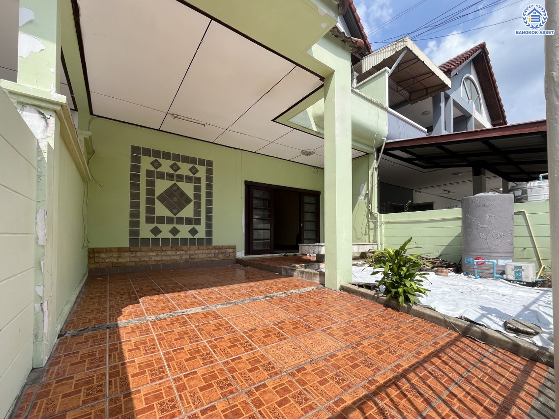 *****ทาวน์เฮ้าส์มือสองนนทบุรี โครงการ ซื่อตรง รัตนาธิเบศร์ เนื้อที่ 26 ตร.ว. พื้นที่ใช้สอย 130 ตร.ม. ฟังก์ชัน 3 ห้องนอน 2 ห้องน้ำ 1 ที่จอดรถ บนทำเลดีเชื่อมต่อถนนรัตนาธิเบศร์ ถนนราชพฤกษ์ ใกล้รถไฟฟ้าสายสีม่วง "สถานีไทรม้า" และจุดขึ้นทางด่วน "งามวงศ์วาน" พร้อมเข้าอยู่