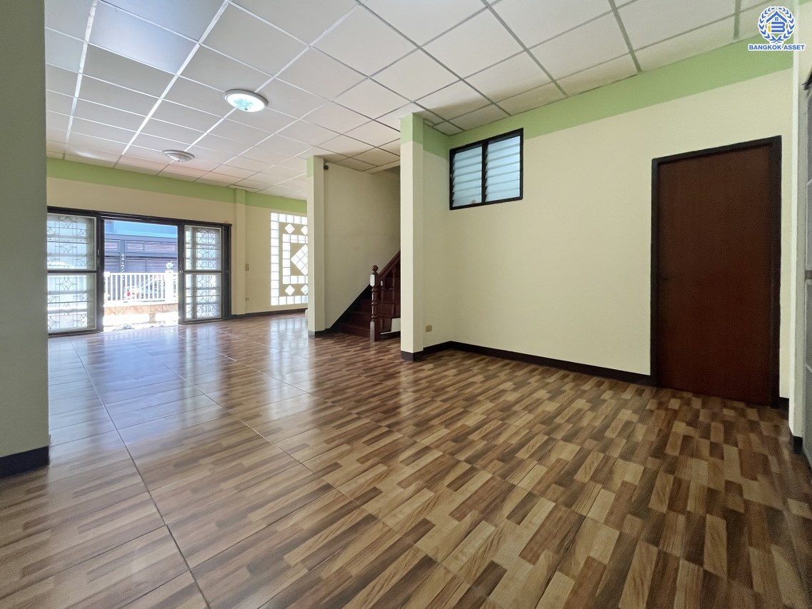 *****ทาวน์เฮ้าส์มือสองนนทบุรี โครงการ ซื่อตรง รัตนาธิเบศร์ เนื้อที่ 26 ตร.ว. พื้นที่ใช้สอย 130 ตร.ม. ฟังก์ชัน 3 ห้องนอน 2 ห้องน้ำ 1 ที่จอดรถ บนทำเลดีเชื่อมต่อถนนรัตนาธิเบศร์ ถนนราชพฤกษ์ ใกล้รถไฟฟ้าสายสีม่วง "สถานีไทรม้า" และจุดขึ้นทางด่วน "งามวงศ์วาน" พร้อมเข้าอยู่