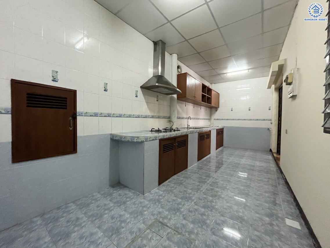 *****ทาวน์เฮ้าส์มือสองนนทบุรี โครงการ ซื่อตรง รัตนาธิเบศร์ เนื้อที่ 26 ตร.ว. พื้นที่ใช้สอย 130 ตร.ม. ฟังก์ชัน 3 ห้องนอน 2 ห้องน้ำ 1 ที่จอดรถ บนทำเลดีเชื่อมต่อถนนรัตนาธิเบศร์ ถนนราชพฤกษ์ ใกล้รถไฟฟ้าสายสีม่วง "สถานีไทรม้า" และจุดขึ้นทางด่วน "งามวงศ์วาน" พร้อมเข้าอยู่