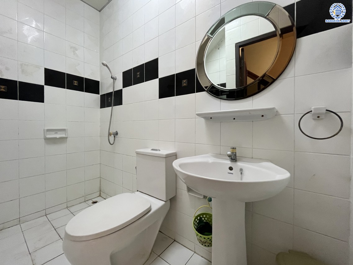 *****ทาวน์เฮ้าส์มือสองนนทบุรี โครงการ ซื่อตรง รัตนาธิเบศร์ เนื้อที่ 26 ตร.ว. พื้นที่ใช้สอย 130 ตร.ม. ฟังก์ชัน 3 ห้องนอน 2 ห้องน้ำ 1 ที่จอดรถ บนทำเลดีเชื่อมต่อถนนรัตนาธิเบศร์ ถนนราชพฤกษ์ ใกล้รถไฟฟ้าสายสีม่วง "สถานีไทรม้า" และจุดขึ้นทางด่วน "งามวงศ์วาน" พร้อมเข้าอยู่