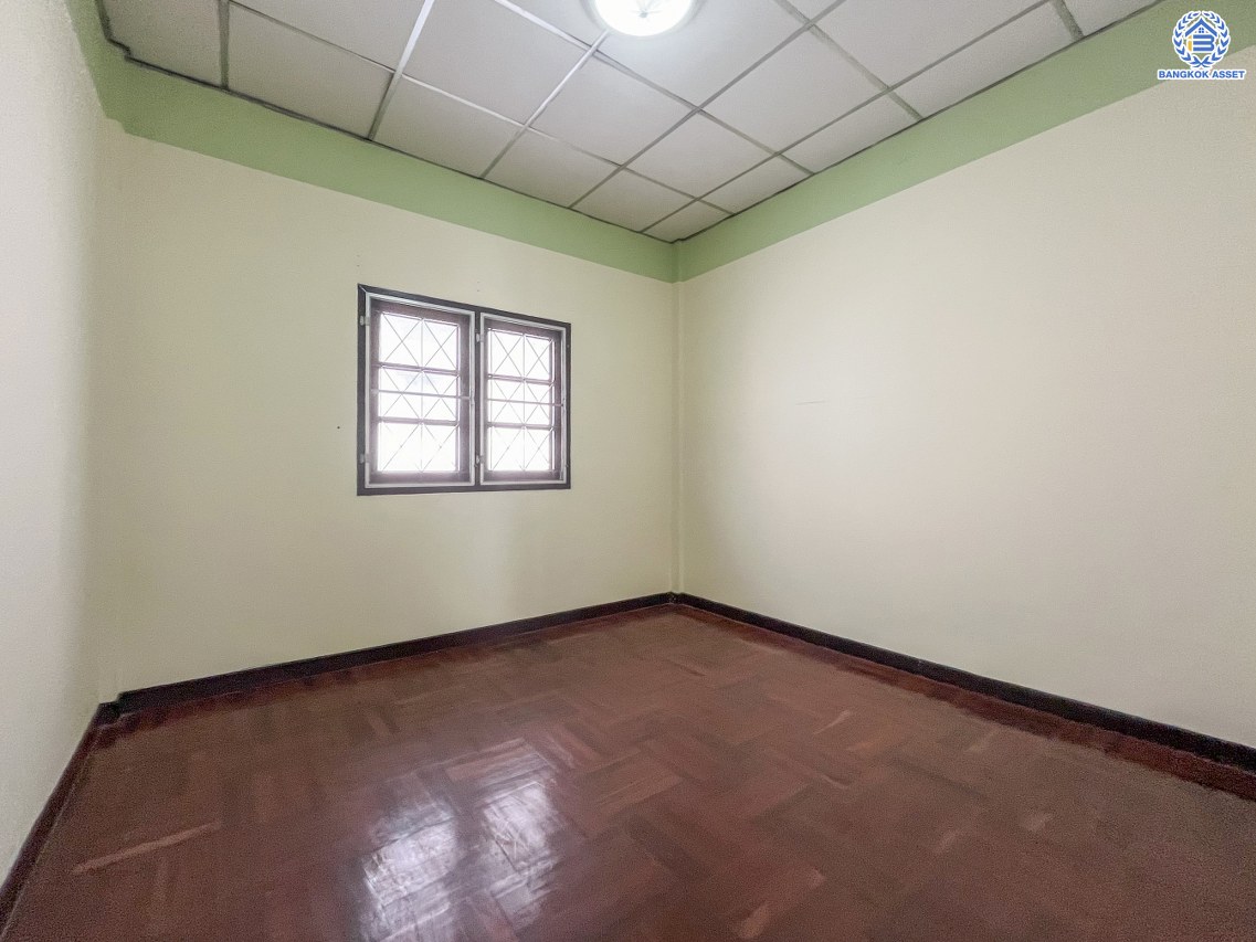 *****ทาวน์เฮ้าส์มือสองนนทบุรี โครงการ ซื่อตรง รัตนาธิเบศร์ เนื้อที่ 26 ตร.ว. พื้นที่ใช้สอย 130 ตร.ม. ฟังก์ชัน 3 ห้องนอน 2 ห้องน้ำ 1 ที่จอดรถ บนทำเลดีเชื่อมต่อถนนรัตนาธิเบศร์ ถนนราชพฤกษ์ ใกล้รถไฟฟ้าสายสีม่วง "สถานีไทรม้า" และจุดขึ้นทางด่วน "งามวงศ์วาน" พร้อมเข้าอยู่