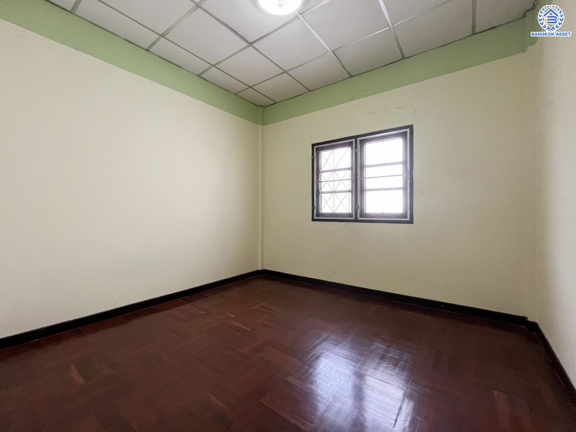 *****ทาวน์เฮ้าส์มือสองนนทบุรี โครงการ ซื่อตรง รัตนาธิเบศร์ เนื้อที่ 26 ตร.ว. พื้นที่ใช้สอย 130 ตร.ม. ฟังก์ชัน 3 ห้องนอน 2 ห้องน้ำ 1 ที่จอดรถ บนทำเลดีเชื่อมต่อถนนรัตนาธิเบศร์ ถนนราชพฤกษ์ ใกล้รถไฟฟ้าสายสีม่วง "สถานีไทรม้า" และจุดขึ้นทางด่วน "งามวงศ์วาน" พร้อมเข้าอยู่