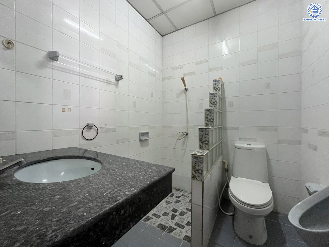 *****ทาวน์เฮ้าส์มือสองนนทบุรี โครงการ ซื่อตรง รัตนาธิเบศร์ เนื้อที่ 26 ตร.ว. พื้นที่ใช้สอย 130 ตร.ม. ฟังก์ชัน 3 ห้องนอน 2 ห้องน้ำ 1 ที่จอดรถ บนทำเลดีเชื่อมต่อถนนรัตนาธิเบศร์ ถนนราชพฤกษ์ ใกล้รถไฟฟ้าสายสีม่วง "สถานีไทรม้า" และจุดขึ้นทางด่วน "งามวงศ์วาน" พร้อมเข้าอยู่