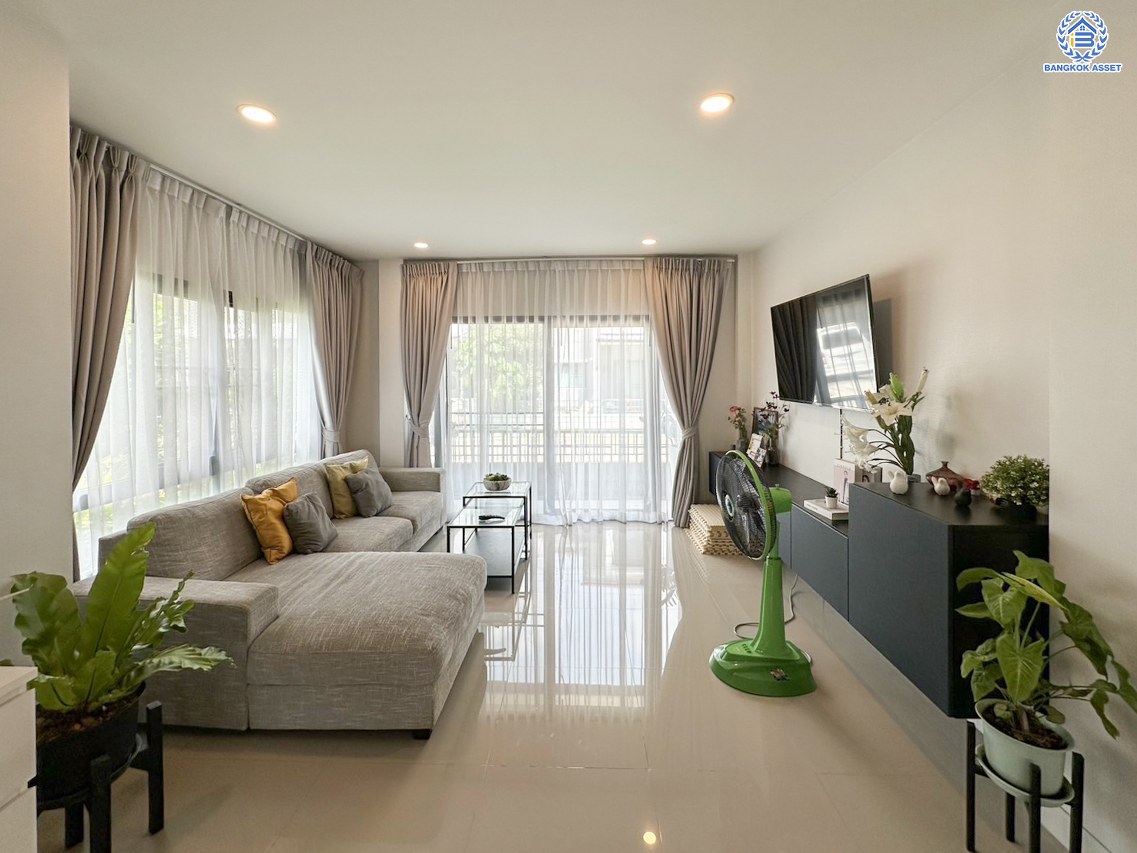 *****บ้านเดี่ยวมือสองนนทบุรี พร้อมอยู่ โครงการ เซนโทร บางใหญ่ เนื้อที่กว้าง 57.30 ตร.ว. พื้นที่ใช้สอย 227 ตร.ม. ฟังก์ชัน 4 ห้องนอน 5 ห้องน้ำ 3 ที่จอดรถ โครงการตั้งบนทำเลดี เชื่อมต่อถนนกาญจนาภิเษก ถนนบ้านกล้วย-ไทรน้อย ถนนชัยพฤกษ์ ใกล้รถไฟฟ้าสายสีม่วง "สถานีคลองบางไผ่"