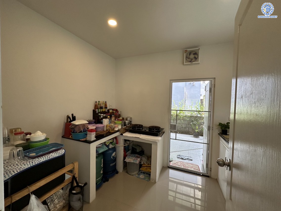 *****บ้านเดี่ยวมือสองนนทบุรี พร้อมอยู่ โครงการ เซนโทร บางใหญ่ เนื้อที่กว้าง 57.30 ตร.ว. พื้นที่ใช้สอย 227 ตร.ม. ฟังก์ชัน 4 ห้องนอน 5 ห้องน้ำ 3 ที่จอดรถ โครงการตั้งบนทำเลดี เชื่อมต่อถนนกาญจนาภิเษก ถนนบ้านกล้วย-ไทรน้อย ถนนชัยพฤกษ์ ใกล้รถไฟฟ้าสายสีม่วง "สถานีคลองบางไผ่"