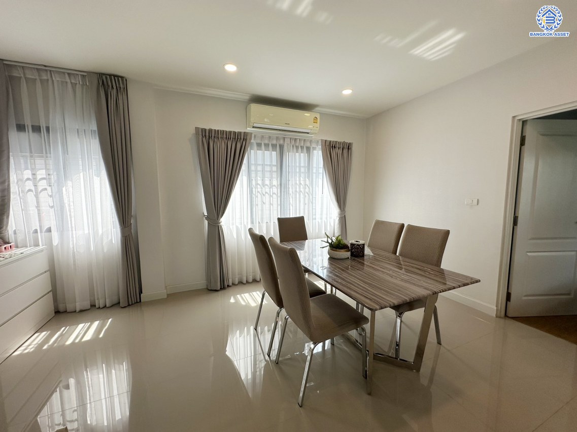 *****บ้านเดี่ยวมือสองนนทบุรี พร้อมอยู่ โครงการ เซนโทร บางใหญ่ เนื้อที่กว้าง 57.30 ตร.ว. พื้นที่ใช้สอย 227 ตร.ม. ฟังก์ชัน 4 ห้องนอน 5 ห้องน้ำ 3 ที่จอดรถ โครงการตั้งบนทำเลดี เชื่อมต่อถนนกาญจนาภิเษก ถนนบ้านกล้วย-ไทรน้อย ถนนชัยพฤกษ์ ใกล้รถไฟฟ้าสายสีม่วง "สถานีคลองบางไผ่"