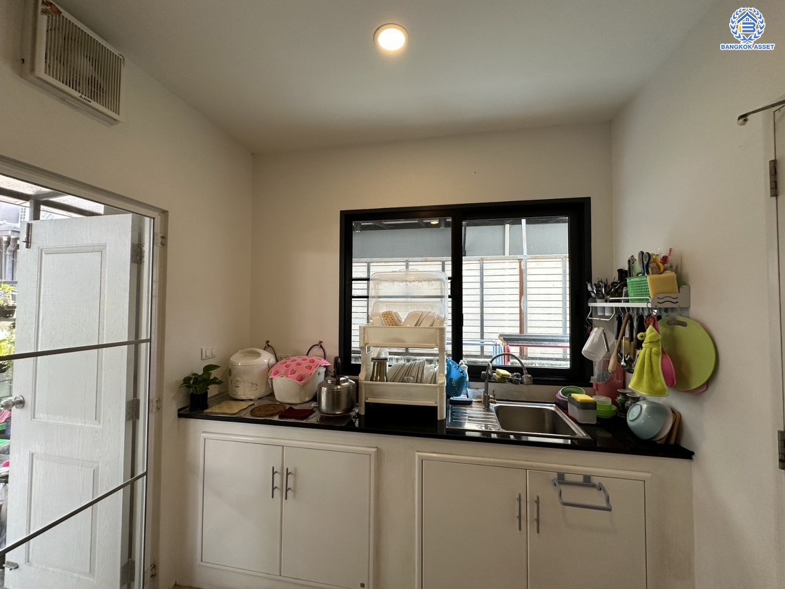 *****บ้านเดี่ยวมือสองนนทบุรี พร้อมอยู่ โครงการ เซนโทร บางใหญ่ เนื้อที่กว้าง 57.30 ตร.ว. พื้นที่ใช้สอย 227 ตร.ม. ฟังก์ชัน 4 ห้องนอน 5 ห้องน้ำ 3 ที่จอดรถ โครงการตั้งบนทำเลดี เชื่อมต่อถนนกาญจนาภิเษก ถนนบ้านกล้วย-ไทรน้อย ถนนชัยพฤกษ์ ใกล้รถไฟฟ้าสายสีม่วง "สถานีคลองบางไผ่"