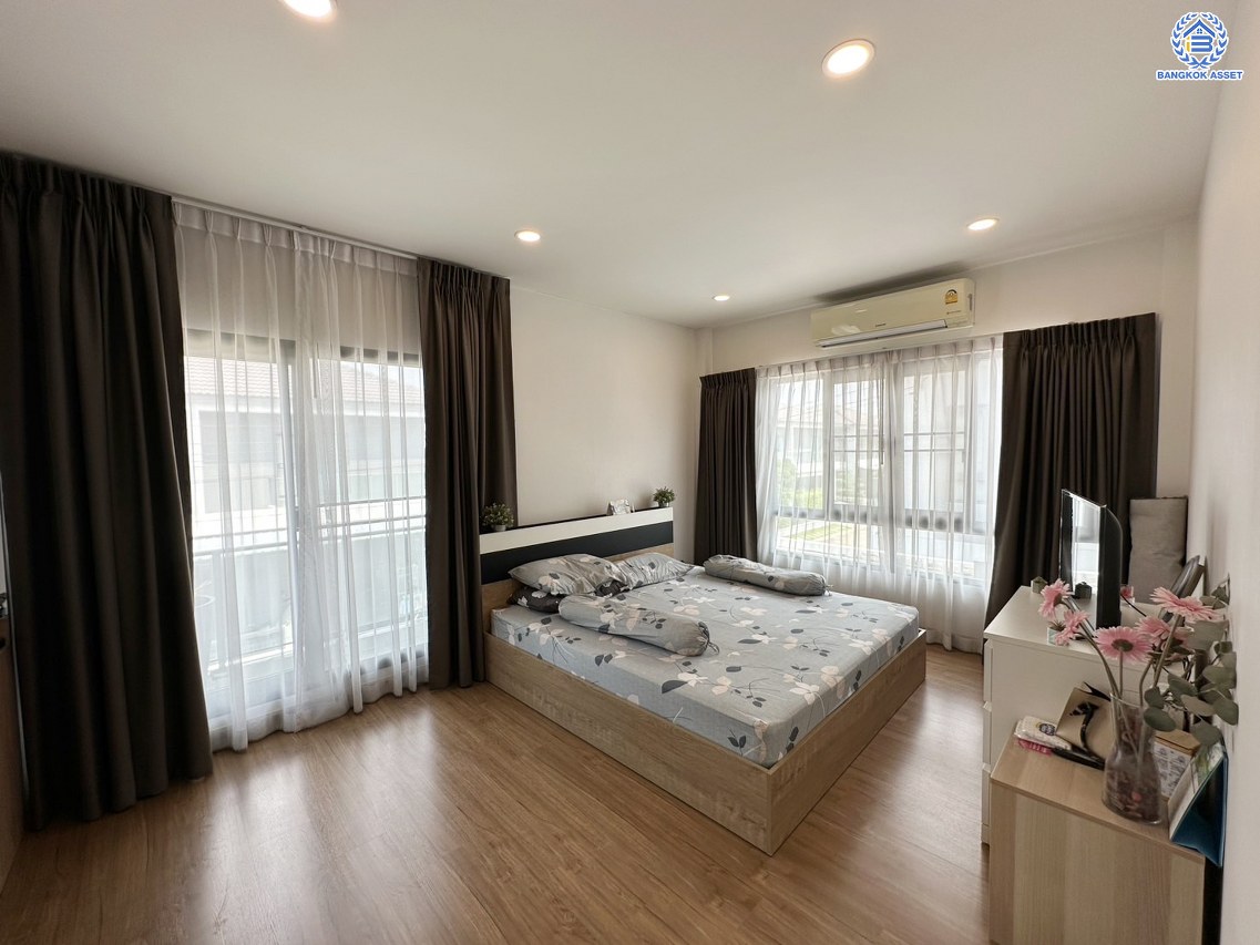 *****บ้านเดี่ยวมือสองนนทบุรี พร้อมอยู่ โครงการ เซนโทร บางใหญ่ เนื้อที่กว้าง 57.30 ตร.ว. พื้นที่ใช้สอย 227 ตร.ม. ฟังก์ชัน 4 ห้องนอน 5 ห้องน้ำ 3 ที่จอดรถ โครงการตั้งบนทำเลดี เชื่อมต่อถนนกาญจนาภิเษก ถนนบ้านกล้วย-ไทรน้อย ถนนชัยพฤกษ์ ใกล้รถไฟฟ้าสายสีม่วง "สถานีคลองบางไผ่"