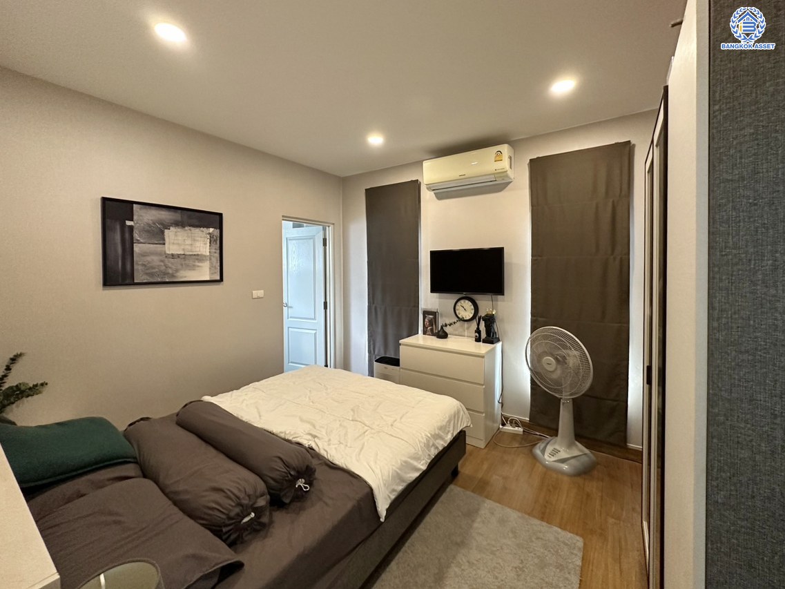 *****บ้านเดี่ยวมือสองนนทบุรี พร้อมอยู่ โครงการ เซนโทร บางใหญ่ เนื้อที่กว้าง 57.30 ตร.ว. พื้นที่ใช้สอย 227 ตร.ม. ฟังก์ชัน 4 ห้องนอน 5 ห้องน้ำ 3 ที่จอดรถ โครงการตั้งบนทำเลดี เชื่อมต่อถนนกาญจนาภิเษก ถนนบ้านกล้วย-ไทรน้อย ถนนชัยพฤกษ์ ใกล้รถไฟฟ้าสายสีม่วง "สถานีคลองบางไผ่"