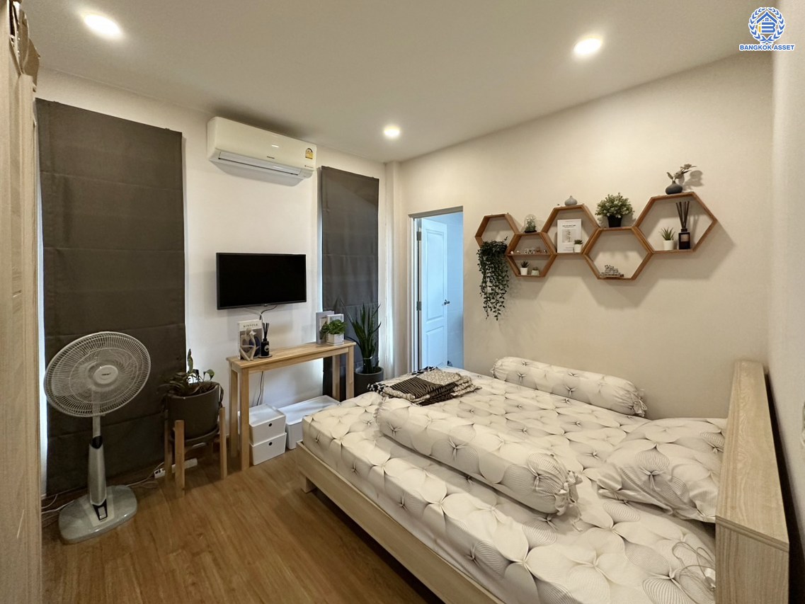 *****บ้านเดี่ยวมือสองนนทบุรี พร้อมอยู่ โครงการ เซนโทร บางใหญ่ เนื้อที่กว้าง 57.30 ตร.ว. พื้นที่ใช้สอย 227 ตร.ม. ฟังก์ชัน 4 ห้องนอน 5 ห้องน้ำ 3 ที่จอดรถ โครงการตั้งบนทำเลดี เชื่อมต่อถนนกาญจนาภิเษก ถนนบ้านกล้วย-ไทรน้อย ถนนชัยพฤกษ์ ใกล้รถไฟฟ้าสายสีม่วง "สถานีคลองบางไผ่"