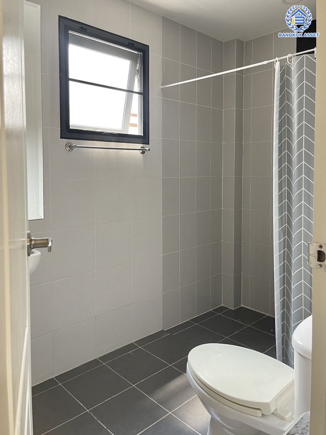 *****บ้านเดี่ยวมือสองนนทบุรี พร้อมอยู่ โครงการ เซนโทร บางใหญ่ เนื้อที่กว้าง 57.30 ตร.ว. พื้นที่ใช้สอย 227 ตร.ม. ฟังก์ชัน 4 ห้องนอน 5 ห้องน้ำ 3 ที่จอดรถ โครงการตั้งบนทำเลดี เชื่อมต่อถนนกาญจนาภิเษก ถนนบ้านกล้วย-ไทรน้อย ถนนชัยพฤกษ์ ใกล้รถไฟฟ้าสายสีม่วง "สถานีคลองบางไผ่"