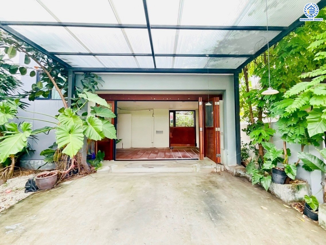 *****บ้านเดี่ยวมือสองนนทบุรี โครงการ ดีไลท์ รัตนาธิเบศร์-ท่าอิฐ เนื้อที่กว้าง 53.50 ตร.ว. พื้นที่ใช้สอย 160 ตร.ม. ฟังก์ชัน 3 ห้องนอน 3 ห้องน้ำ 2 ที่จอดรถ แถมฟรี! เครื่องปรับอากาศ, เครื่องทำน้ำอุ่น, เครื่องดูดควัน พร้อมเข้าอยู่ได้เลย โครงการบนทำเลเดินทางสะดวก เชื่อมต่อถนนรัตนาธิเบศร์ ใกล้รถไฟฟ้าสายสีม่วง "สถานีบางรักน้อยท่าอิฐ" และจุดขึ้นทางด่วน "ศรีรัช"