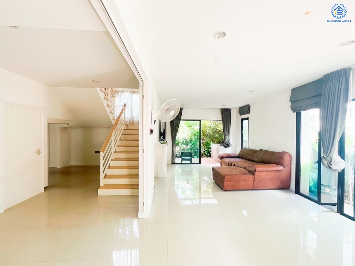 *****บ้านเดี่ยวมือสองนนทบุรี โครงการ ดีไลท์ รัตนาธิเบศร์-ท่าอิฐ เนื้อที่กว้าง 53.50 ตร.ว. พื้นที่ใช้สอย 160 ตร.ม. ฟังก์ชัน 3 ห้องนอน 3 ห้องน้ำ 2 ที่จอดรถ แถมฟรี! เครื่องปรับอากาศ, เครื่องทำน้ำอุ่น, เครื่องดูดควัน พร้อมเข้าอยู่ได้เลย โครงการบนทำเลเดินทางสะดวก เชื่อมต่อถนนรัตนาธิเบศร์ ใกล้รถไฟฟ้าสายสีม่วง "สถานีบางรักน้อยท่าอิฐ" และจุดขึ้นทางด่วน "ศรีรัช"