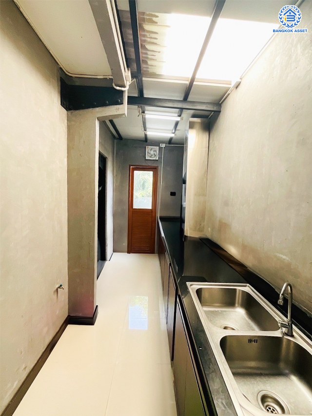 *****บ้านเดี่ยวมือสองนนทบุรี โครงการ ดีไลท์ รัตนาธิเบศร์-ท่าอิฐ เนื้อที่กว้าง 53.50 ตร.ว. พื้นที่ใช้สอย 160 ตร.ม. ฟังก์ชัน 3 ห้องนอน 3 ห้องน้ำ 2 ที่จอดรถ แถมฟรี! เครื่องปรับอากาศ, เครื่องทำน้ำอุ่น, เครื่องดูดควัน พร้อมเข้าอยู่ได้เลย โครงการบนทำเลเดินทางสะดวก เชื่อมต่อถนนรัตนาธิเบศร์ ใกล้รถไฟฟ้าสายสีม่วง "สถานีบางรักน้อยท่าอิฐ" และจุดขึ้นทางด่วน "ศรีรัช"