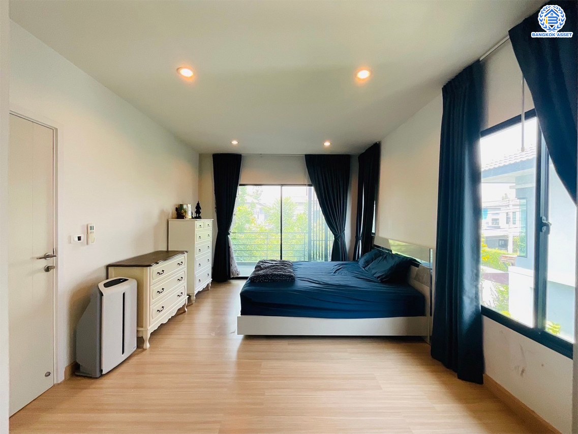 *****บ้านเดี่ยวมือสองนนทบุรี โครงการ ดีไลท์ รัตนาธิเบศร์-ท่าอิฐ เนื้อที่กว้าง 53.50 ตร.ว. พื้นที่ใช้สอย 160 ตร.ม. ฟังก์ชัน 3 ห้องนอน 3 ห้องน้ำ 2 ที่จอดรถ แถมฟรี! เครื่องปรับอากาศ, เครื่องทำน้ำอุ่น, เครื่องดูดควัน พร้อมเข้าอยู่ได้เลย โครงการบนทำเลเดินทางสะดวก เชื่อมต่อถนนรัตนาธิเบศร์ ใกล้รถไฟฟ้าสายสีม่วง "สถานีบางรักน้อยท่าอิฐ" และจุดขึ้นทางด่วน "ศรีรัช"