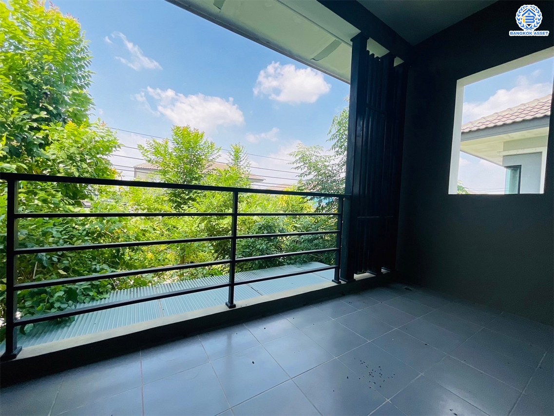 *****บ้านเดี่ยวมือสองนนทบุรี โครงการ ดีไลท์ รัตนาธิเบศร์-ท่าอิฐ เนื้อที่กว้าง 53.50 ตร.ว. พื้นที่ใช้สอย 160 ตร.ม. ฟังก์ชัน 3 ห้องนอน 3 ห้องน้ำ 2 ที่จอดรถ แถมฟรี! เครื่องปรับอากาศ, เครื่องทำน้ำอุ่น, เครื่องดูดควัน พร้อมเข้าอยู่ได้เลย โครงการบนทำเลเดินทางสะดวก เชื่อมต่อถนนรัตนาธิเบศร์ ใกล้รถไฟฟ้าสายสีม่วง "สถานีบางรักน้อยท่าอิฐ" และจุดขึ้นทางด่วน "ศรีรัช"