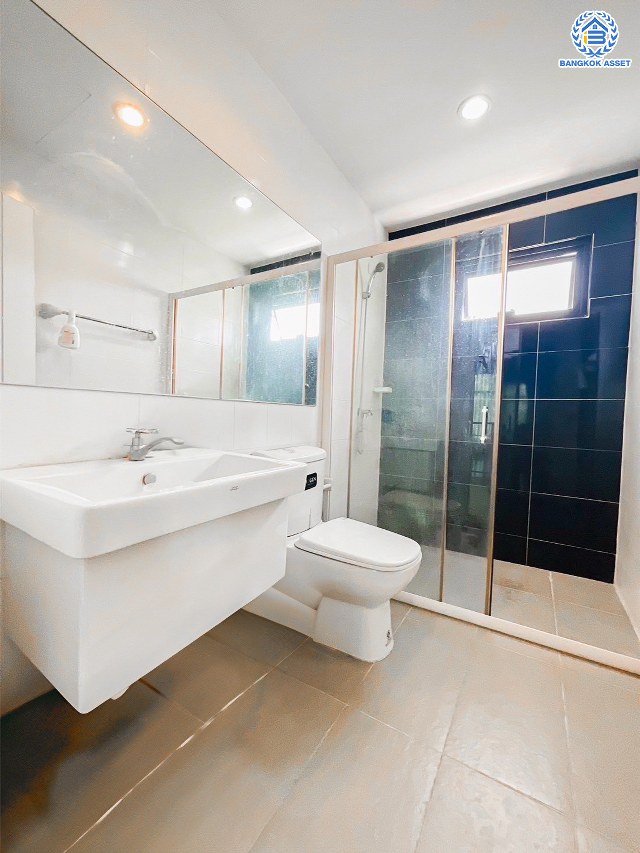 *****บ้านเดี่ยวมือสองนนทบุรี โครงการ ดีไลท์ รัตนาธิเบศร์-ท่าอิฐ เนื้อที่กว้าง 53.50 ตร.ว. พื้นที่ใช้สอย 160 ตร.ม. ฟังก์ชัน 3 ห้องนอน 3 ห้องน้ำ 2 ที่จอดรถ แถมฟรี! เครื่องปรับอากาศ, เครื่องทำน้ำอุ่น, เครื่องดูดควัน พร้อมเข้าอยู่ได้เลย โครงการบนทำเลเดินทางสะดวก เชื่อมต่อถนนรัตนาธิเบศร์ ใกล้รถไฟฟ้าสายสีม่วง "สถานีบางรักน้อยท่าอิฐ" และจุดขึ้นทางด่วน "ศรีรัช"