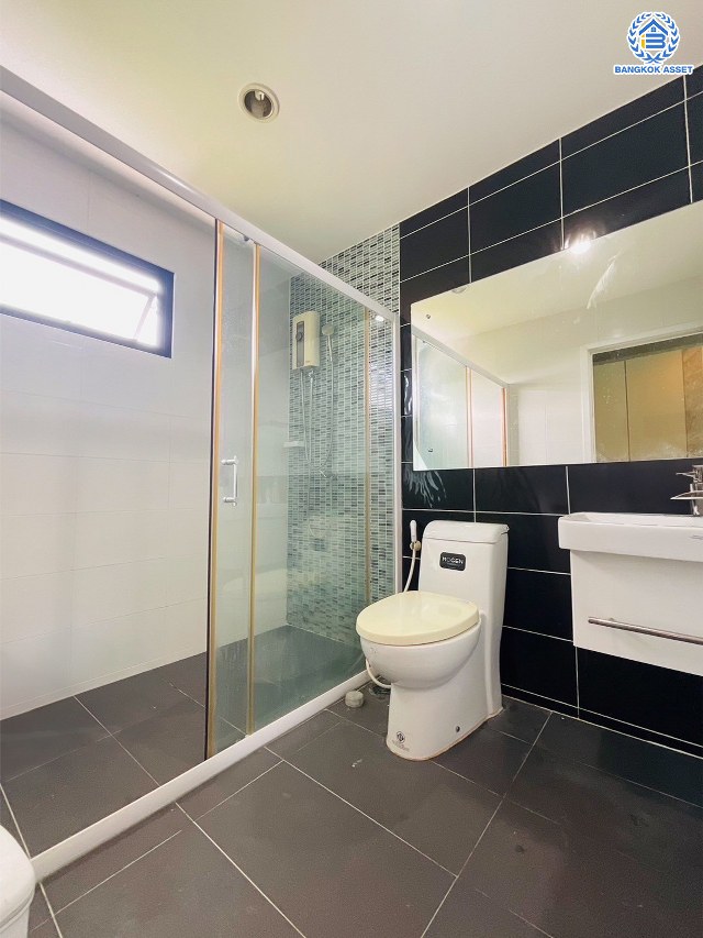 *****บ้านเดี่ยวมือสองนนทบุรี โครงการ ดีไลท์ รัตนาธิเบศร์-ท่าอิฐ เนื้อที่กว้าง 53.50 ตร.ว. พื้นที่ใช้สอย 160 ตร.ม. ฟังก์ชัน 3 ห้องนอน 3 ห้องน้ำ 2 ที่จอดรถ แถมฟรี! เครื่องปรับอากาศ, เครื่องทำน้ำอุ่น, เครื่องดูดควัน พร้อมเข้าอยู่ได้เลย โครงการบนทำเลเดินทางสะดวก เชื่อมต่อถนนรัตนาธิเบศร์ ใกล้รถไฟฟ้าสายสีม่วง "สถานีบางรักน้อยท่าอิฐ" และจุดขึ้นทางด่วน "ศรีรัช"