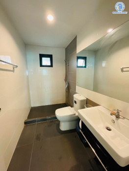 *****บ้านเดี่ยวมือสองนนทบุรี โครงการ ดีไลท์ รัตนาธิเบศร์-ท่าอิฐ เนื้อที่กว้าง 53.50 ตร.ว. พื้นที่ใช้สอย 160 ตร.ม. ฟังก์ชัน 3 ห้องนอน 3 ห้องน้ำ 2 ที่จอดรถ แถมฟรี! เครื่องปรับอากาศ, เครื่องทำน้ำอุ่น, เครื่องดูดควัน พร้อมเข้าอยู่ได้เลย โครงการบนทำเลเดินทางสะดวก เชื่อมต่อถนนรัตนาธิเบศร์ ใกล้รถไฟฟ้าสายสีม่วง "สถานีบางรักน้อยท่าอิฐ" และจุดขึ้นทางด่วน "ศรีรัช"