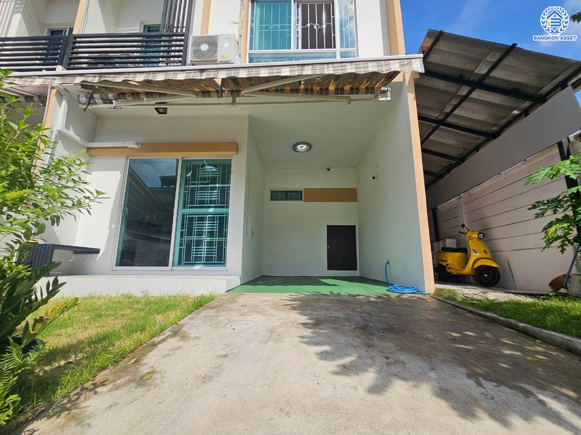 *****ทาวน์เฮ้าส์มือสองนนทบุรี โครงการ พลีโน่ ปิ่นเกล้า-ราชพฤกษ์ #หลังริม เนื้อที่เยอะเกือบ 31.80 ตร.ว. พื้นที่ใช้สอย 96 ตร.ม. พร้อมฟังก์ชัน 3 ห้องนอน 2 ห้องน้ำ 1 ที่จอดรถ แถมฟรี! เครื่องปรับอากาศ 3 เครื่อง, เครื่องทำน้ำอุ่น 1 เครื่อง, กล้องวงจรปิด พร้อมเข้าอยู่ได้ทันที บนทำเลเดินทางสะดวกสบาย ใกล้รถไฟฟ้าสายสีแดง "สถานีบางบำหรุ" และใกล้จุดขึ้นทางด่วน "ศรีรัช"