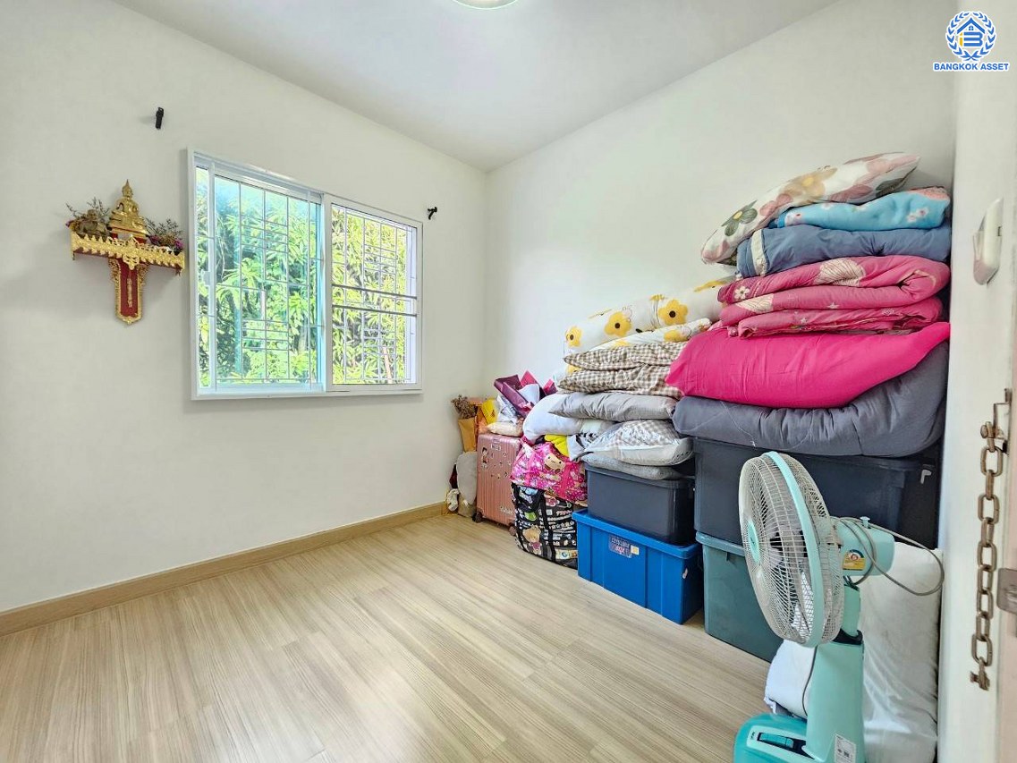 *****ทาวน์เฮ้าส์มือสองนนทบุรี โครงการ พลีโน่ ปิ่นเกล้า-ราชพฤกษ์ #หลังริม เนื้อที่เยอะเกือบ 31.80 ตร.ว. พื้นที่ใช้สอย 96 ตร.ม. พร้อมฟังก์ชัน 3 ห้องนอน 2 ห้องน้ำ 1 ที่จอดรถ แถมฟรี! เครื่องปรับอากาศ 3 เครื่อง, เครื่องทำน้ำอุ่น 1 เครื่อง, กล้องวงจรปิด พร้อมเข้าอยู่ได้ทันที บนทำเลเดินทางสะดวกสบาย ใกล้รถไฟฟ้าสายสีแดง "สถานีบางบำหรุ" และใกล้จุดขึ้นทางด่วน "ศรีรัช"