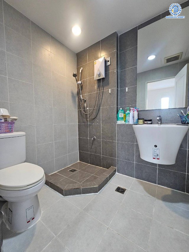 *****ทาวน์เฮ้าส์มือสองนนทบุรี โครงการ พลีโน่ ปิ่นเกล้า-ราชพฤกษ์ #หลังริม เนื้อที่เยอะเกือบ 31.80 ตร.ว. พื้นที่ใช้สอย 96 ตร.ม. พร้อมฟังก์ชัน 3 ห้องนอน 2 ห้องน้ำ 1 ที่จอดรถ แถมฟรี! เครื่องปรับอากาศ 3 เครื่อง, เครื่องทำน้ำอุ่น 1 เครื่อง, กล้องวงจรปิด พร้อมเข้าอยู่ได้ทันที บนทำเลเดินทางสะดวกสบาย ใกล้รถไฟฟ้าสายสีแดง "สถานีบางบำหรุ" และใกล้จุดขึ้นทางด่วน "ศรีรัช"