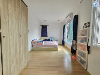 *****ทาวน์เฮ้าส์มือสองนนทบุรี โครงการ พลีโน่ ปิ่นเกล้า-ราชพฤกษ์ #หลังริม เนื้อที่เยอะเกือบ 31.80 ตร.ว. พื้นที่ใช้สอย 96 ตร.ม. พร้อมฟังก์ชัน 3 ห้องนอน 2 ห้องน้ำ 1 ที่จอดรถ แถมฟรี! เครื่องปรับอากาศ 3 เครื่อง, เครื่องทำน้ำอุ่น 1 เครื่อง, กล้องวงจรปิด พร้อมเข้าอยู่ได้ทันที บนทำเลเดินทางสะดวกสบาย ใกล้รถไฟฟ้าสายสีแดง "สถานีบางบำหรุ" และใกล้จุดขึ้นทางด่วน "ศรีรัช"